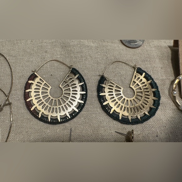 Lot of 5 earrings inc Southern Living and Gold and Black Statement Earrings - Picture 2 of 3